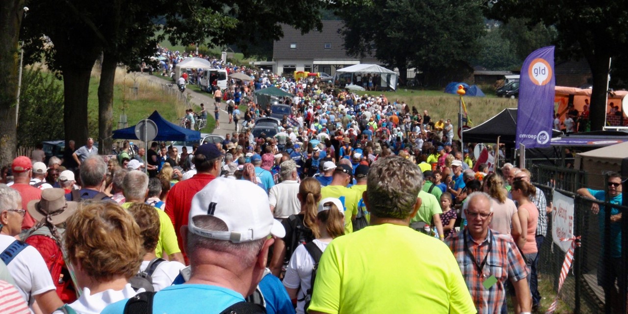 Deelnemers aan de Vierdaagse Nijmegen op de Zevenheuvelenweg