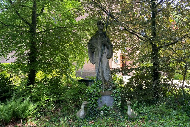 beeld van Ludger in het groen.
