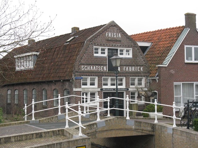De oude schaatsenfabriek