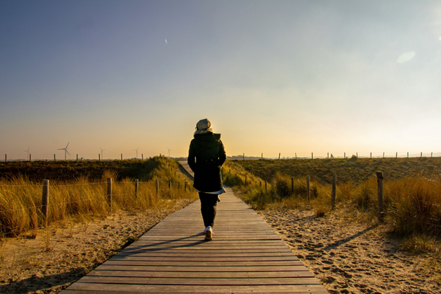 Wandelende vrouw op het strand