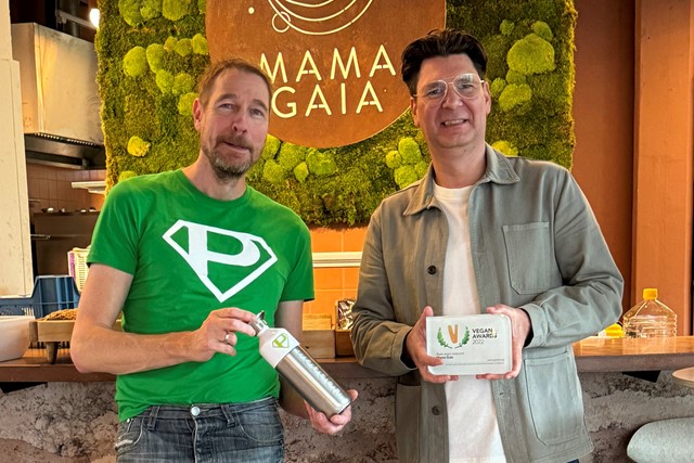 Plandelman ontmoet de topper van Dopper; Dopper en Vegan Award voor Mama Gaia.