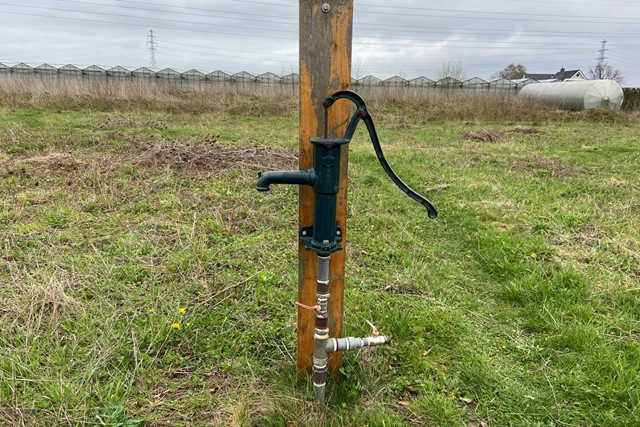 afbeelding van een waterpomp.