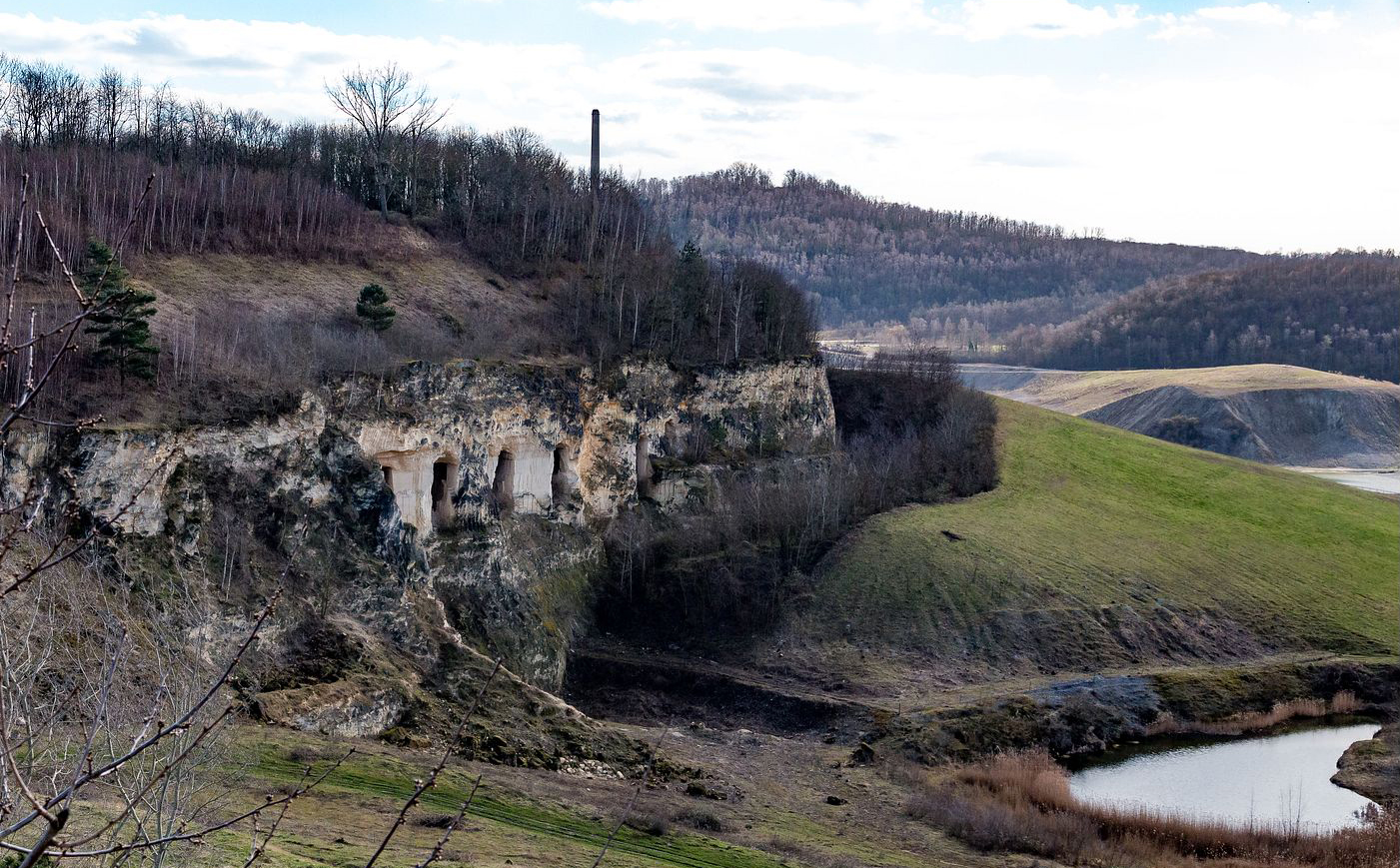 afbeelding van de ENCI-groeve in Maastricht in de winter.