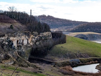 afbeelding van de ENCI-groeve in Maastricht in de winter.