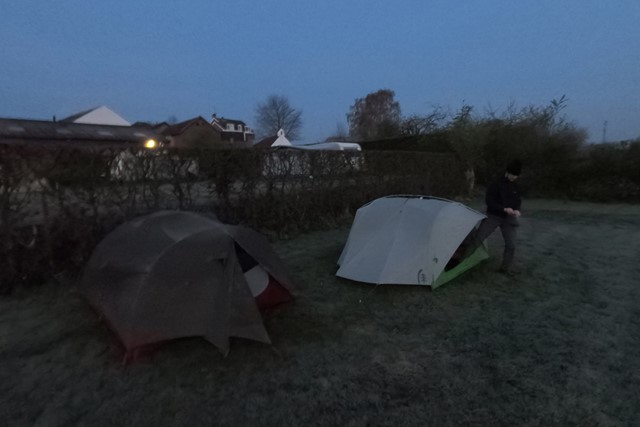 tentjes een camping in het donker