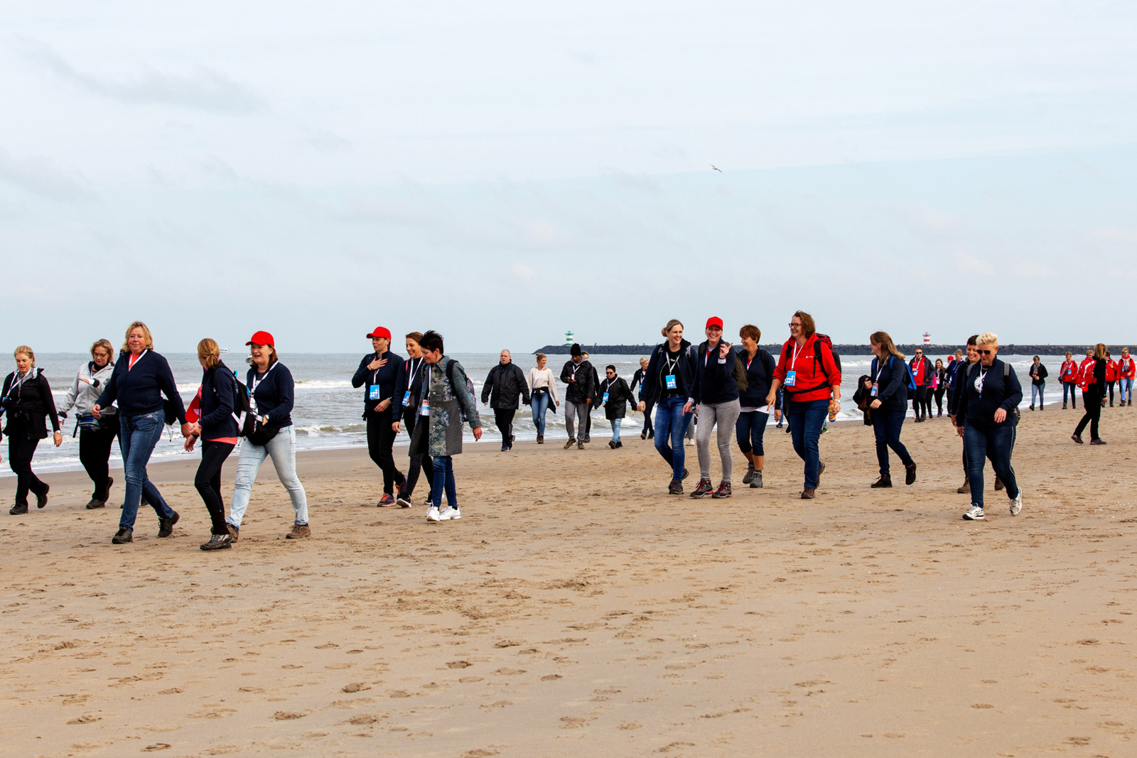 11strandentocht: wandelaars op het strand.