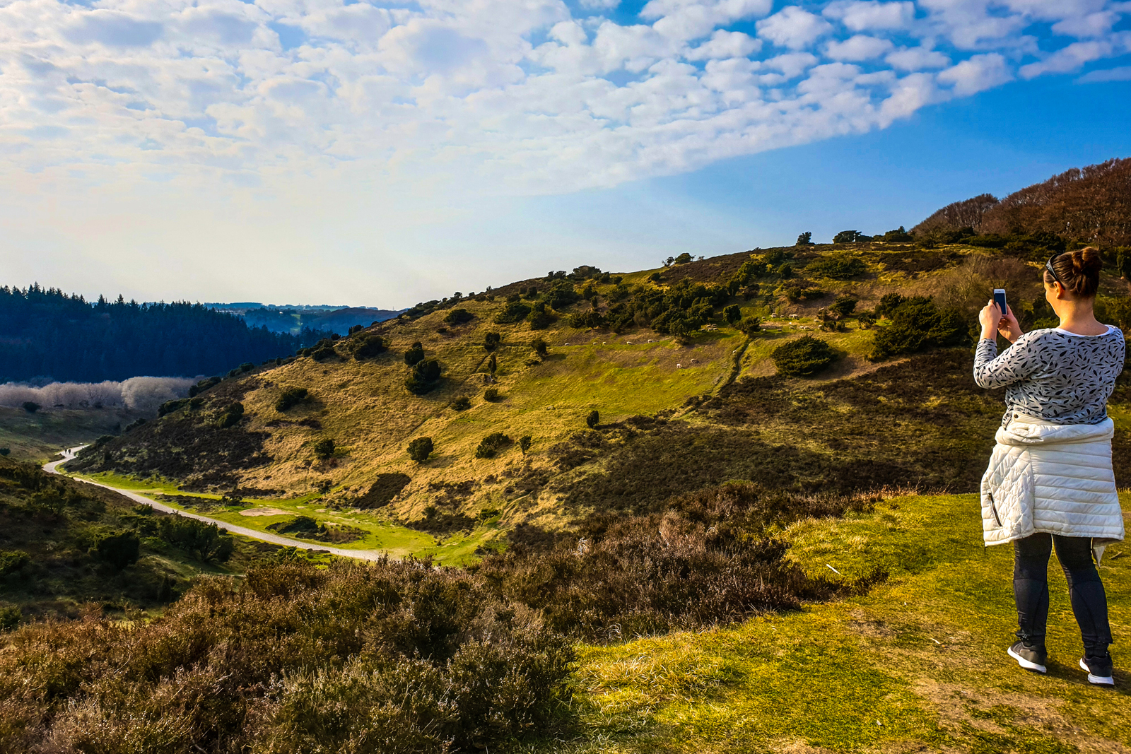 vrouw fotografeert het berglandschap in Denemarken.