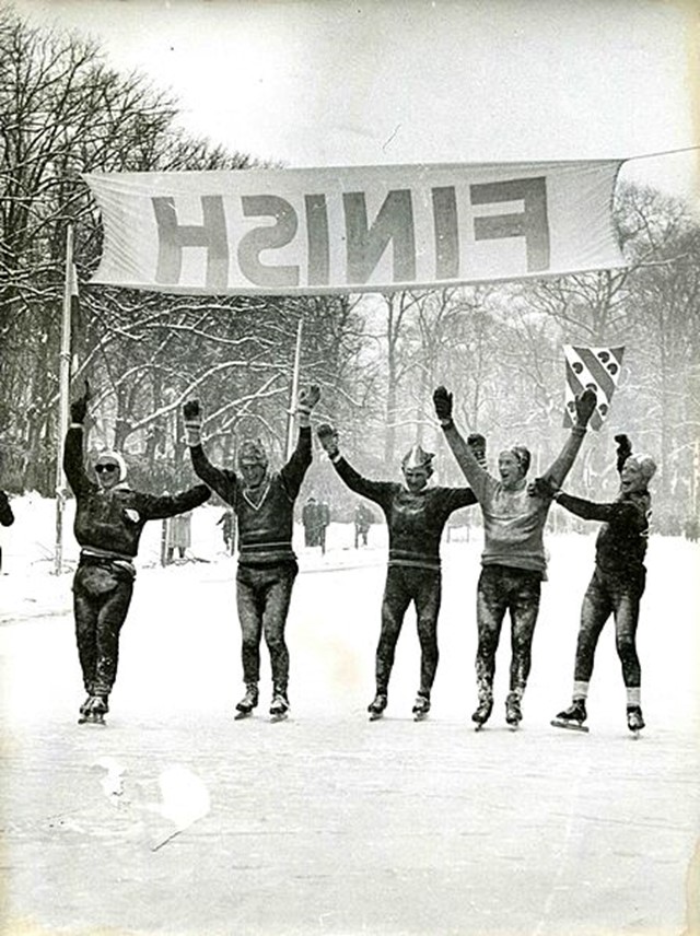 Finish van de Elfstedetocht in 1956 in Leeuwarden