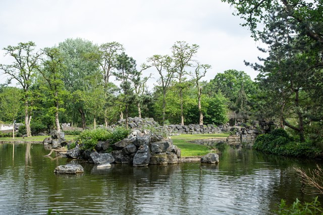 afbeelding van rotsen, water en groen in Rensenpark Emmen.