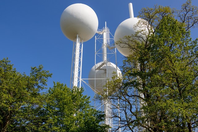 afbeelding van drie witte bollen van de watertoren in Eindhoven.
