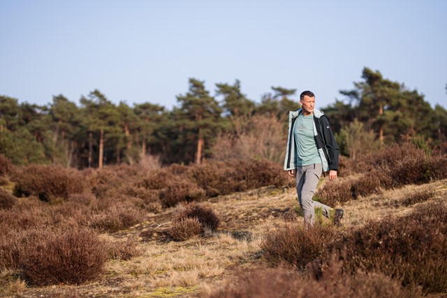 afbeelding van een wandelaar in kleding van Life-Line.