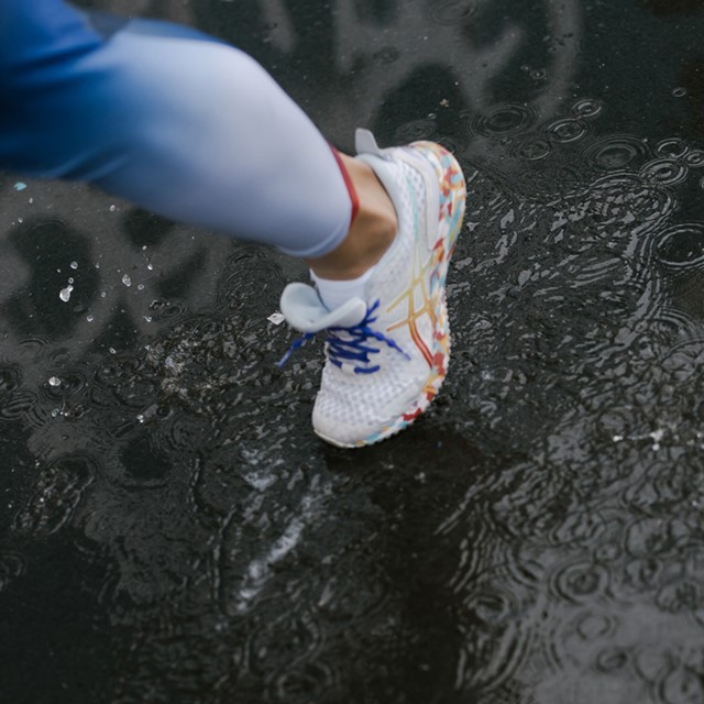 afbeelding van een been met een wandellegging in de regen.
