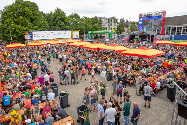 De Wedren vol met mensen, tijdens de 4Daagse.