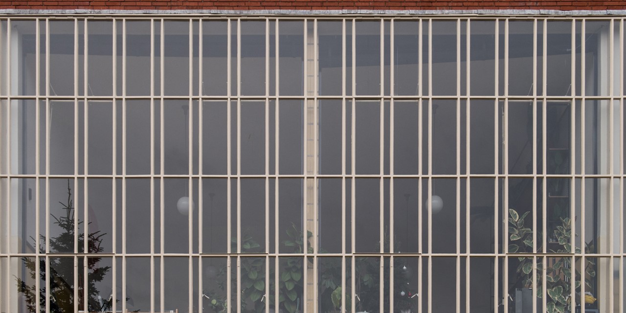 afbeelding van hoge, grote ramen van een oude school.