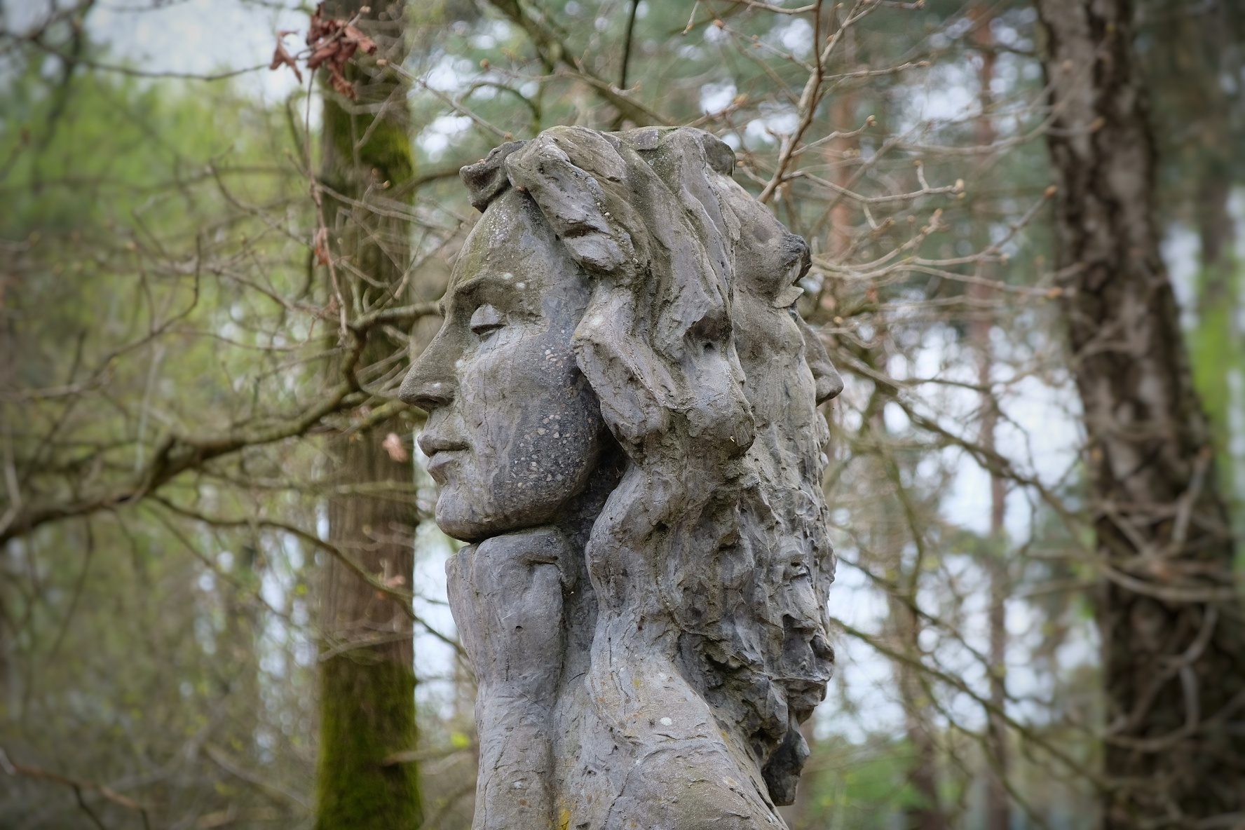 afbeelding van een stenen hoofd met een vrouwengezicht en mannengezicht.