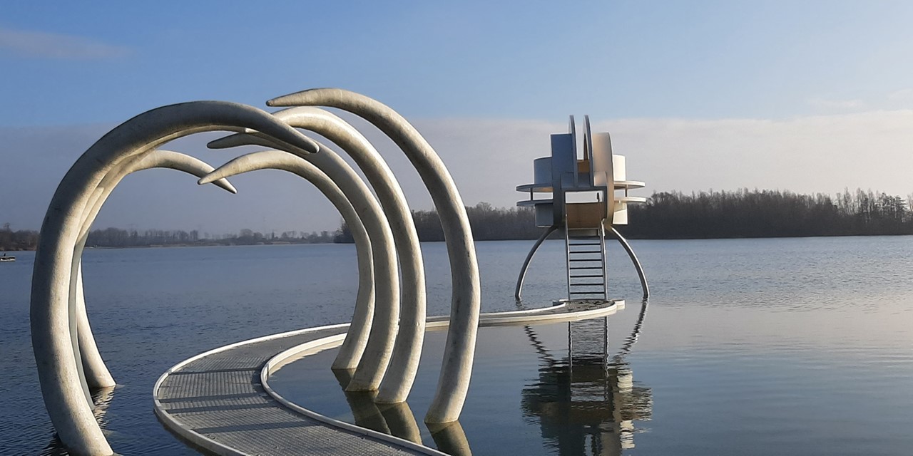 foto van het buitenkunstwerk Timeline van Rob Sweere, in het water.