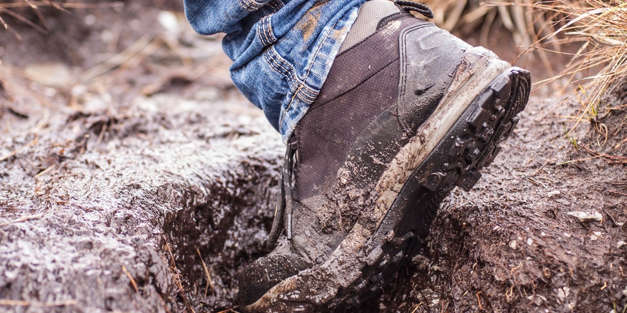 Wandelschoen in de modder