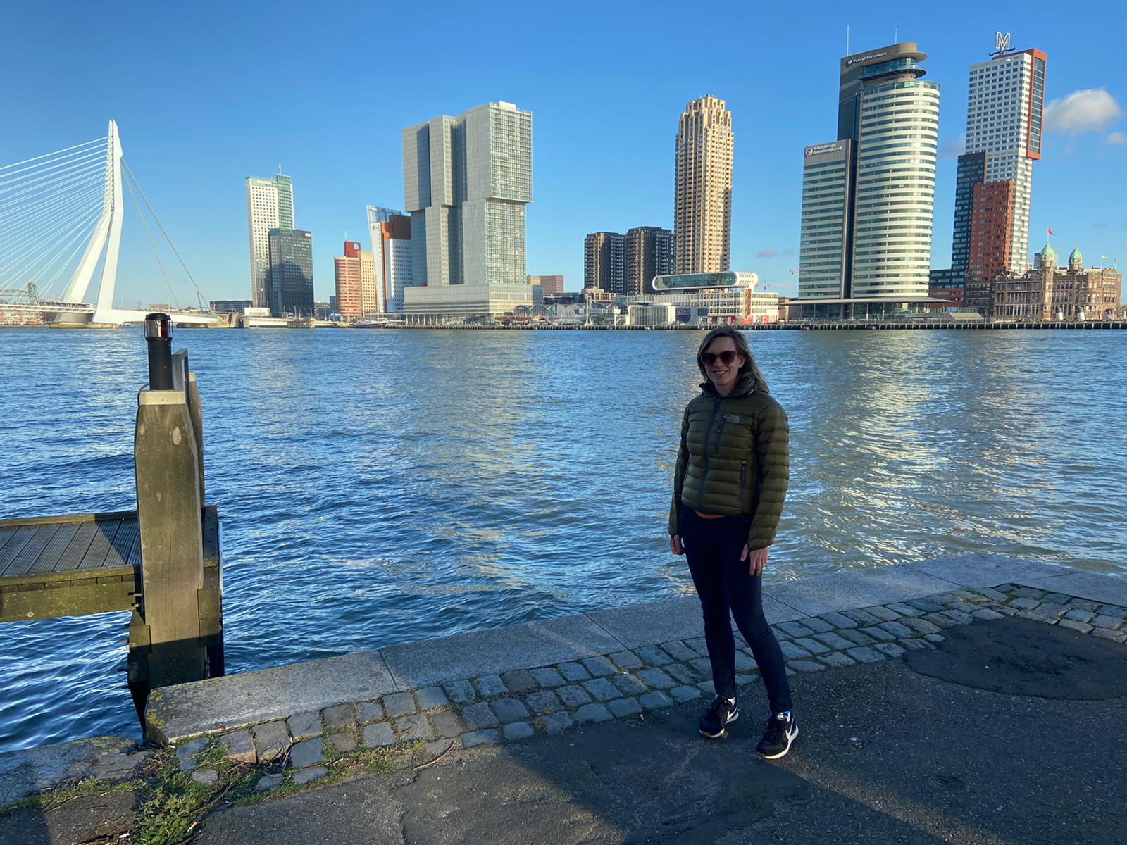 Saskia bij de skyline van Rotterdam