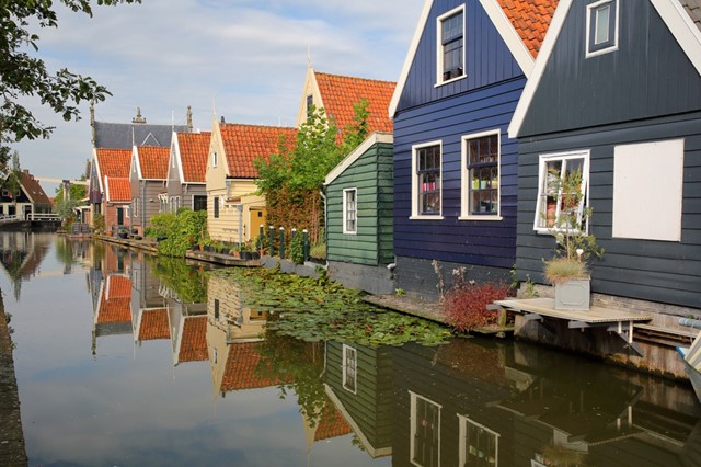 afbeelding van gekleurde oude huisjes aan het water in De Rijp.