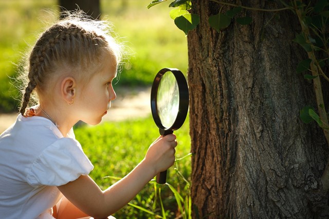 Kind met een vergrootglas