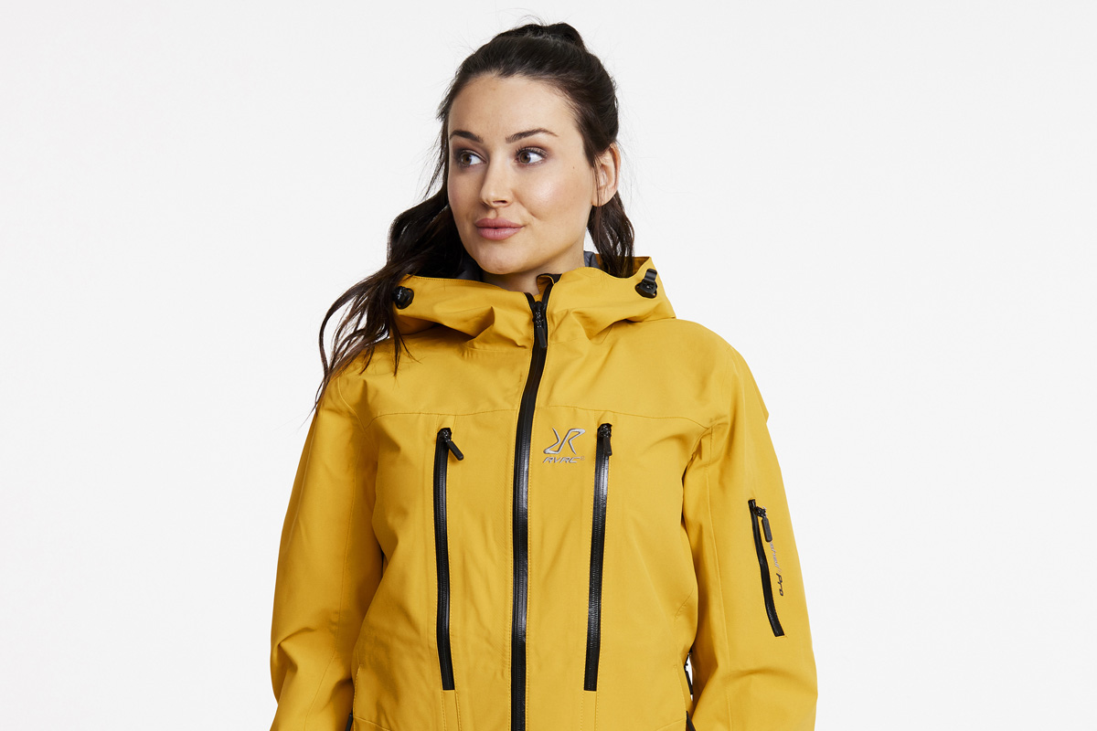 Kleurrijke wandelkleding opvallen op de paden