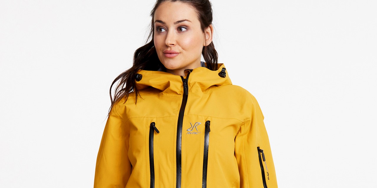 Kleurrijke wandelkleding opvallen op de paden