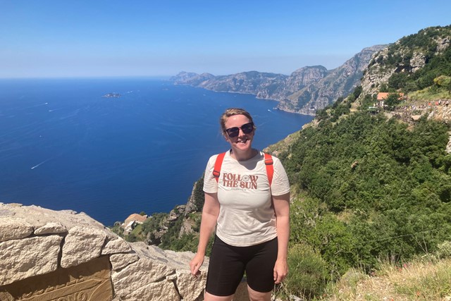 afbeelding van Simone Vos aan de Italiaanse kust.