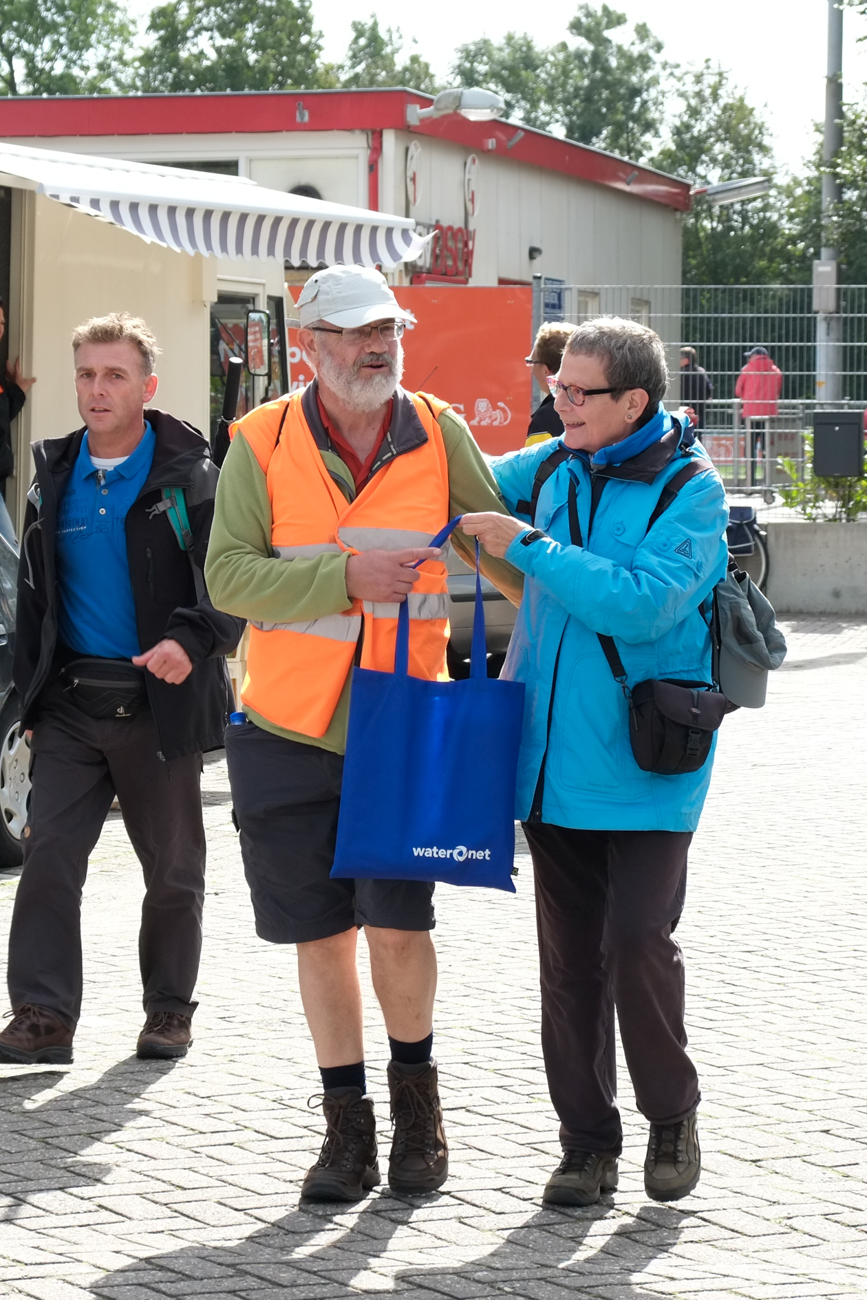 Chris Lauwen over deze foto: "Bij de finish stond een zus van mij (helaas al 2 jaar overleden) mij onverwacht op te wachten. Zij was een trouwe supporter van mij. Deze foto heeft heel veel betekenis voor mij."