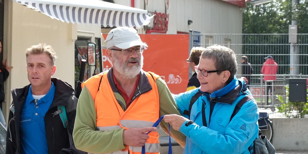 Chris Lauwen over deze foto: "Bij de finish stond een zus van mij (helaas al 2 jaar overleden) mij onverwacht op te wachten. Zij was een trouwe supporter van mij. Deze foto heeft heel veel betekenis voor mij."