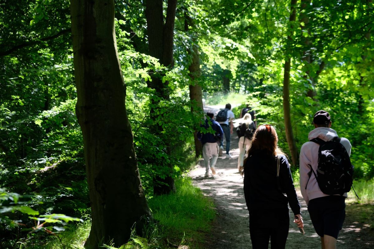 afbeelding van jonge wandelaars in het park.
