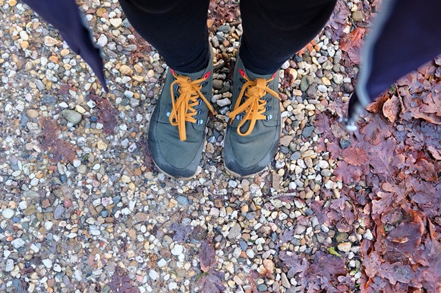 afbeelding van barefoot wandelschoenen op een kiezelpad.