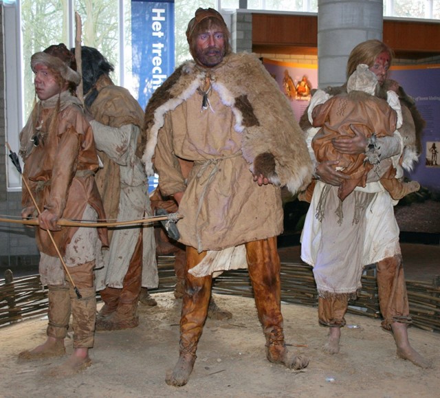 Hunebedbouwers in het Hunebedcentrum