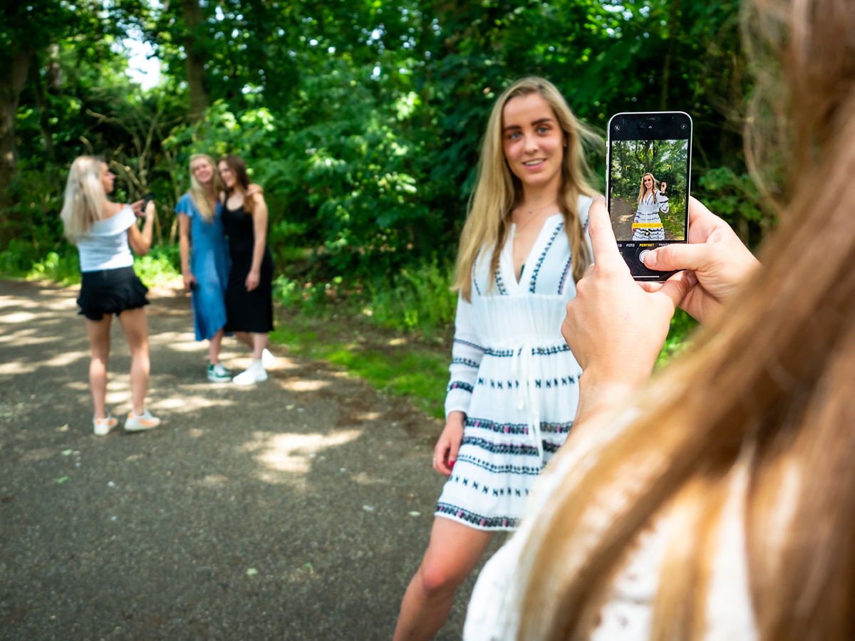 afbeelding van meiden die met hun smartphone foto's maken.