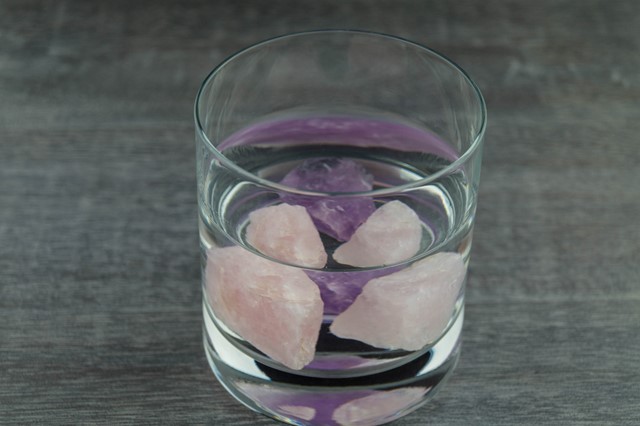 glas water met edelstenen.