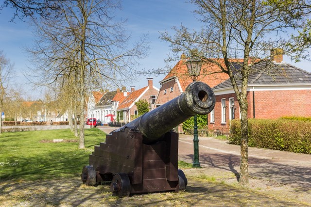 afbeelding van een oud kanon in Bas Nieuweschans.