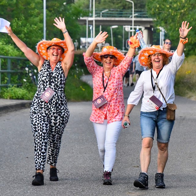 vrolijke vrouwen wandelen de Wandel4-daagse Breda.