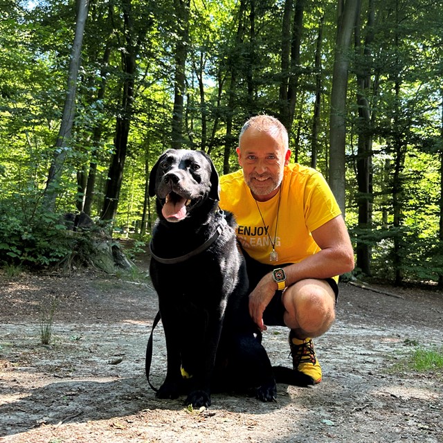Alex en Bas in het bos.