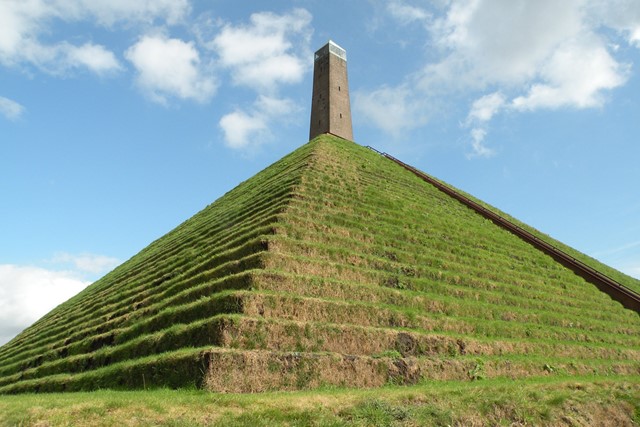 afbeelding van de Pyramide van Austerlitz.