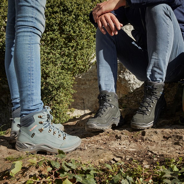 twee mensen waarvan alleen de benen zichtbaar zijn met wandelschoenen aan van LOWA