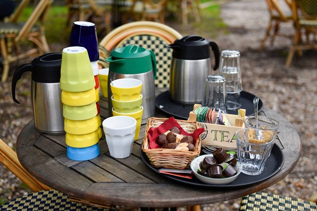 thee en koffie op tafel uitgestald tijdens de rustpauze.