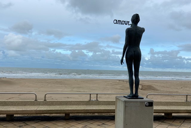 Kustwandelroute etappe van Oostende naar Blankenberge; kunstwerk aan de kust