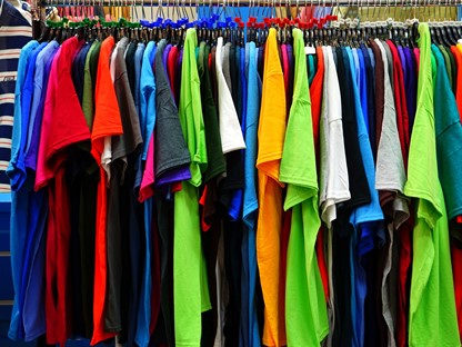 Wandelshirts in diverse kleuren in hangrek