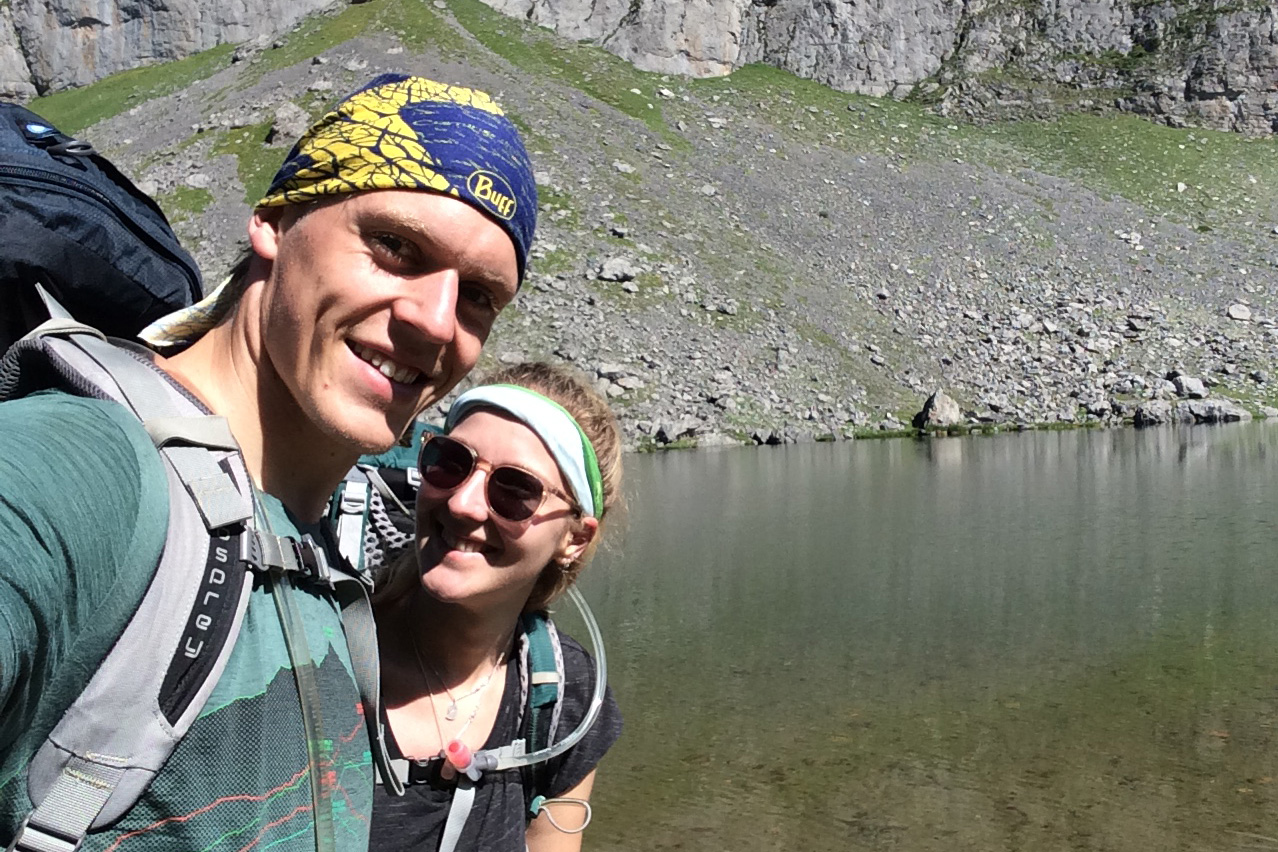 Rick en zijn vrouw Laura op trektocht in de zon.