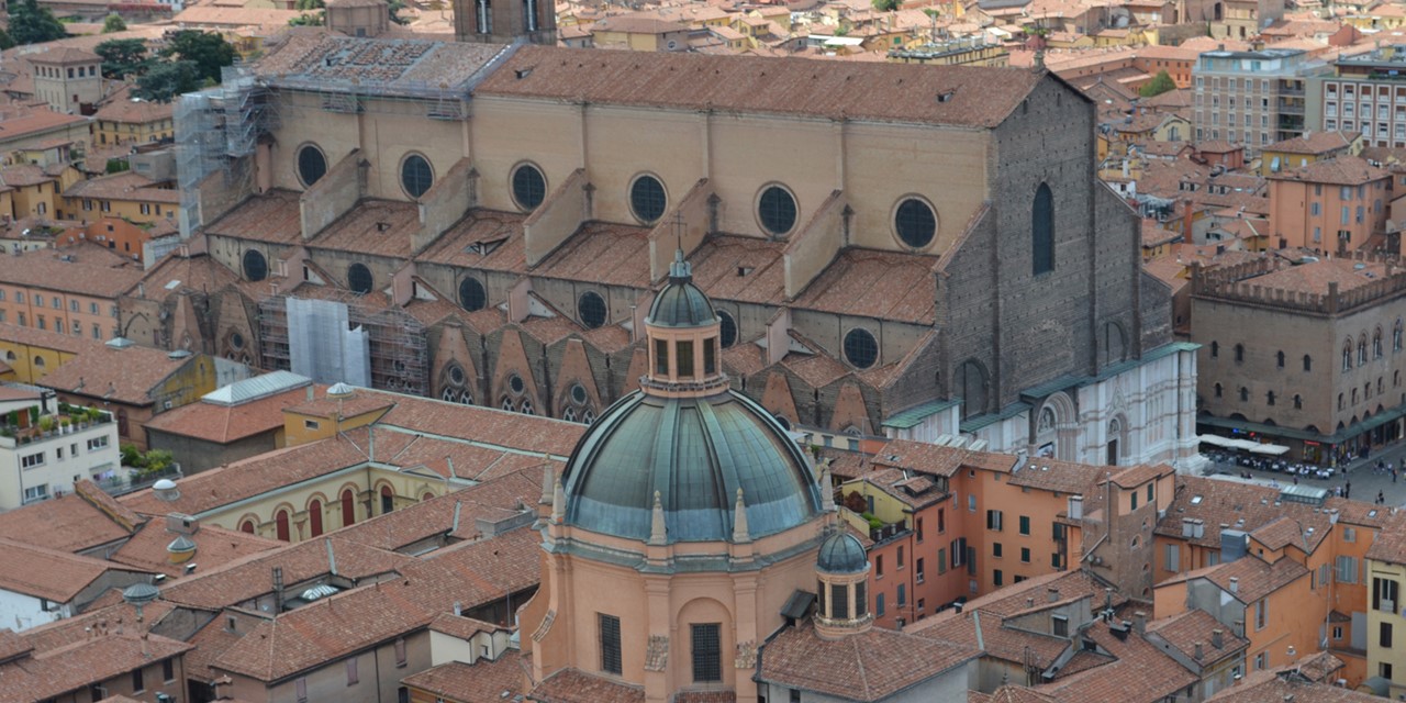 foto van Bologna vanuit de lucht.
