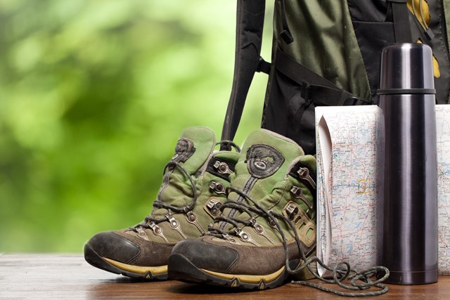 Wandelschoenen landkaart rugzak thermoskan