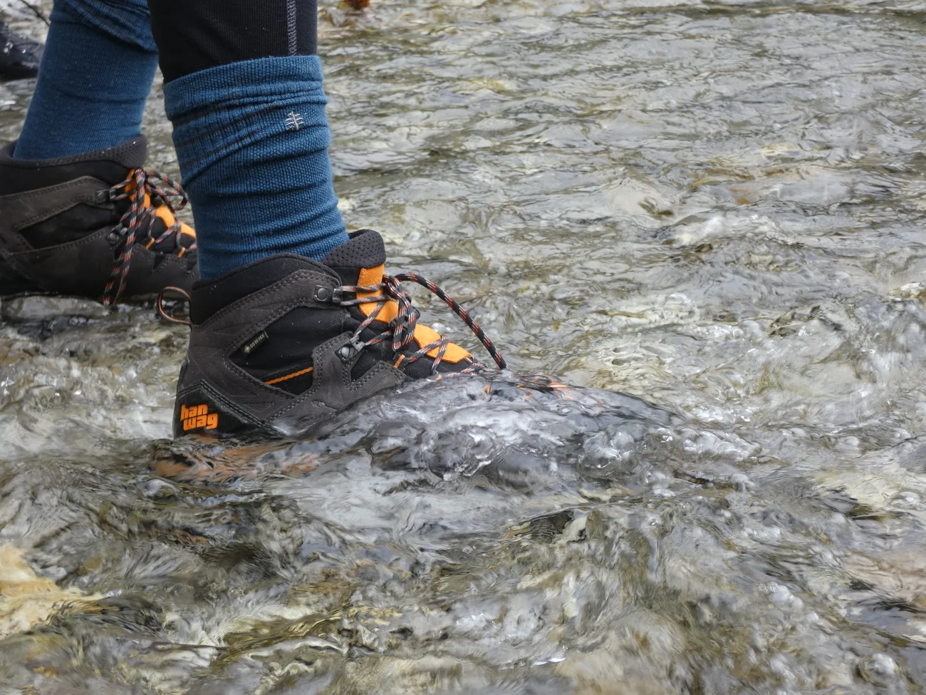 Afbeelding van wandelschoenen van Hanwag in een beekje.