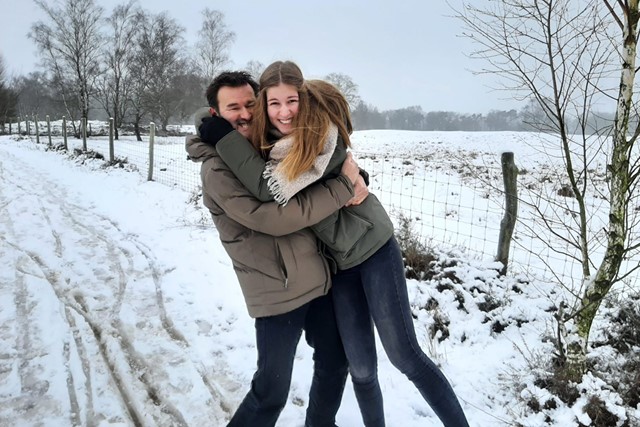 Marcel en Sanne in de sneeuw.