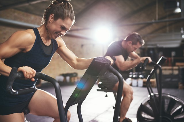 afbeelding van twee mensen die aan fitness doen.
