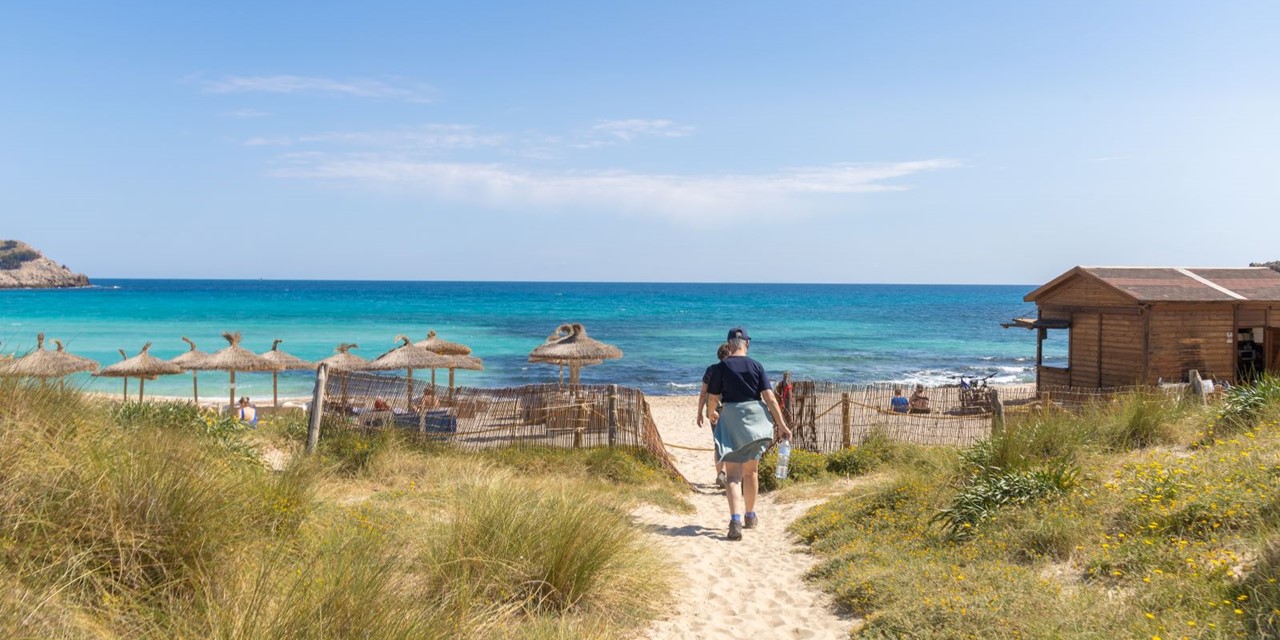 Wandel 4 Daagse Mallorca, Groep Wandelaars Op Het Strand Aan Zee