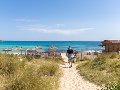 Wandel 4 Daagse Mallorca, Groep Wandelaars Op Het Strand Aan Zee